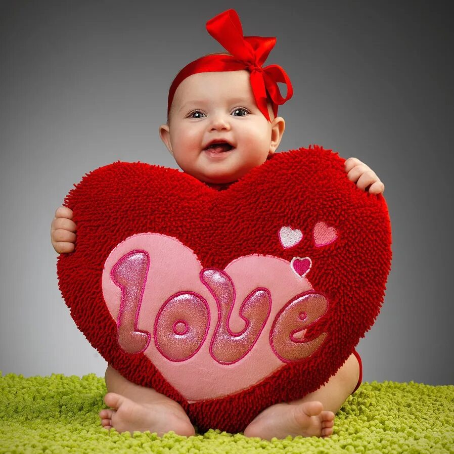 Can t baby love. Сердечки для детей. Малыш с сердечком. С днем влюбленных. Фотосессия с сердцем.