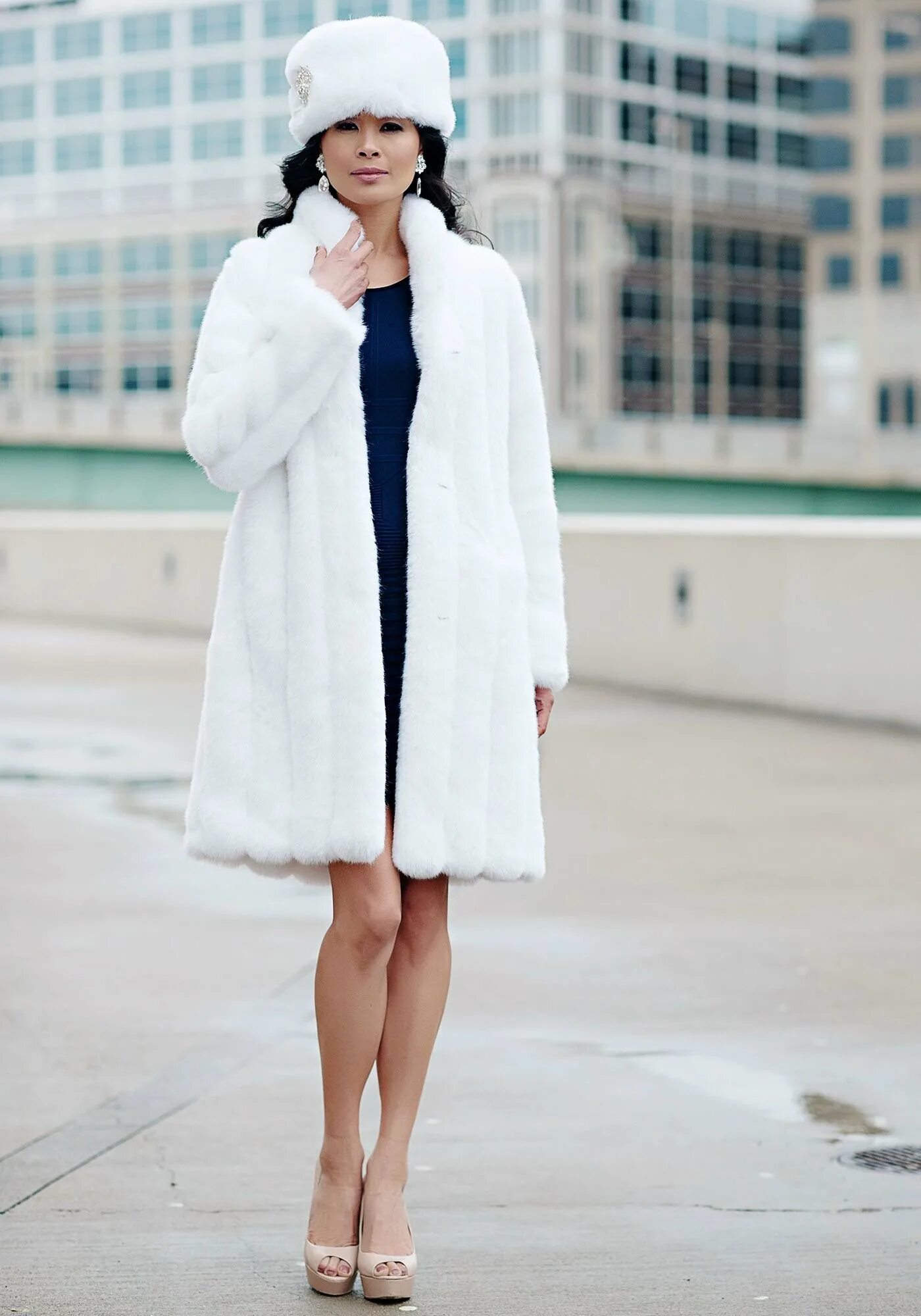 Белая короткая зимняя шубка. Одежда с белой шубой. Белое пальто из искусственного меха. Стиль с коротким полушубком. Надели шубки белые пушистые зайчата.