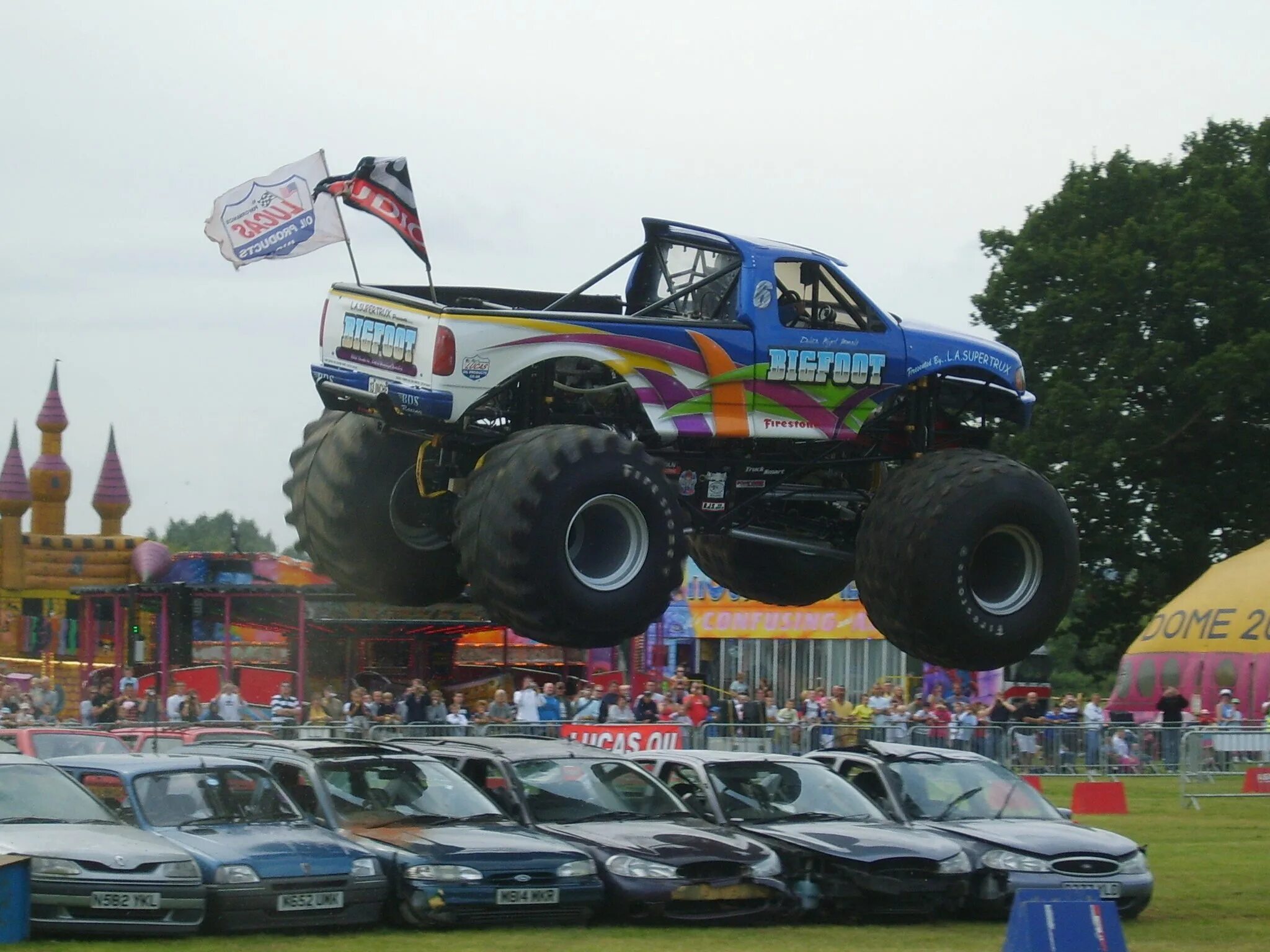 Как называется бигфут. Монстр трак бигфут. бигфуты каскадёры. bigfoot tonka monster truck.