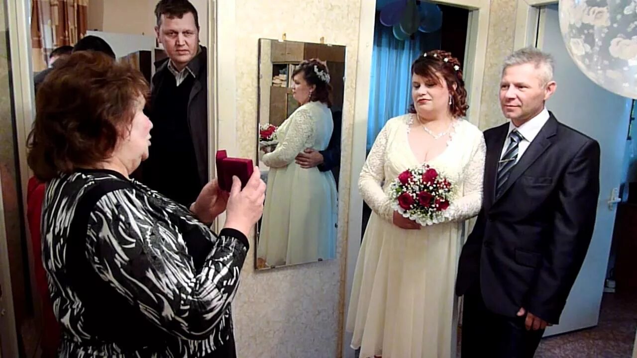 родители молодоженов на свадьбе. встреча с родителями жениха. жених алавердян. гости поздравляют молодоженов на свадьбе. свекровь и невеста.