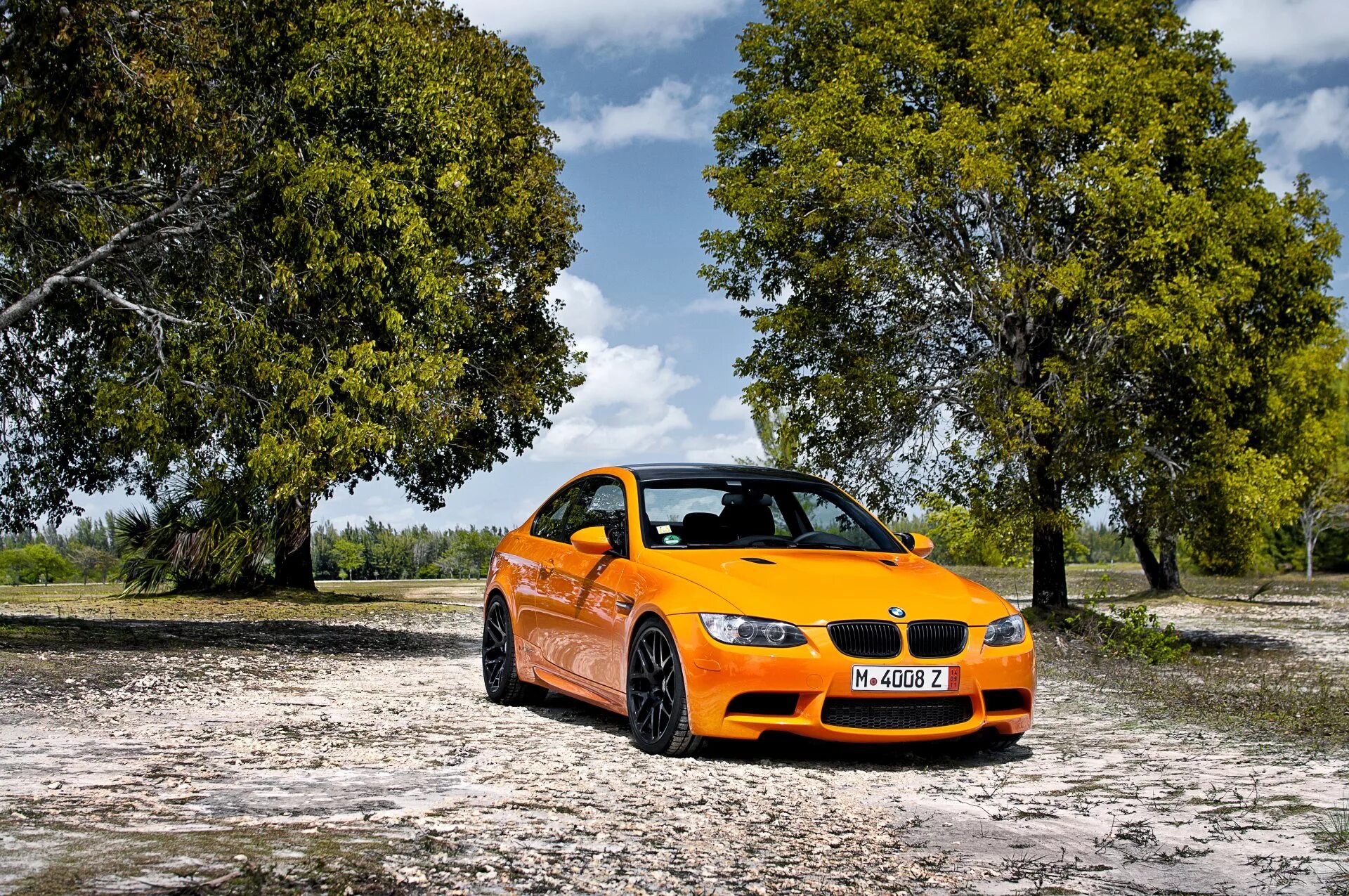 Фото на заставку телефона машины. BMW m3 e92 Orange. BMW e92 оранжевая. BMW 3 e92 оранжевый.