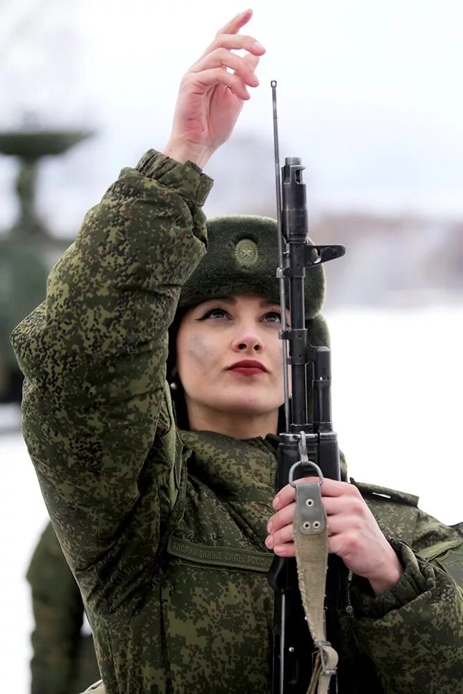 Военнообязанные лицо. Женщины военные. Женщины в армии. Женщины в Российской армии. Женская армия.