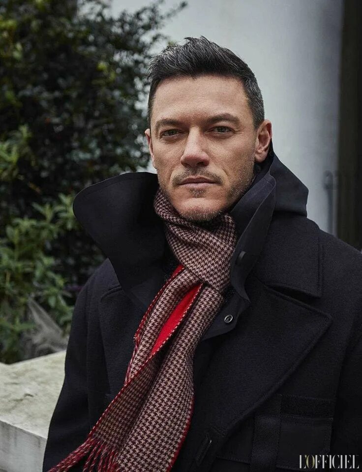 Luke evans. Люк Эванс. Люк Эванс молодой. Люк Эванс фото. Люк Эванс 2023.