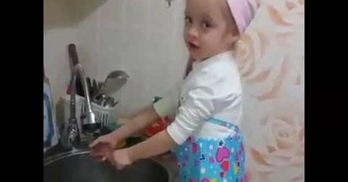 Видео девочка нет. Маленькая девочка ругает. видеоролик девочка ругается матом и моет посуду. моет большую дочь. маленькая девочка ругается на омбала.