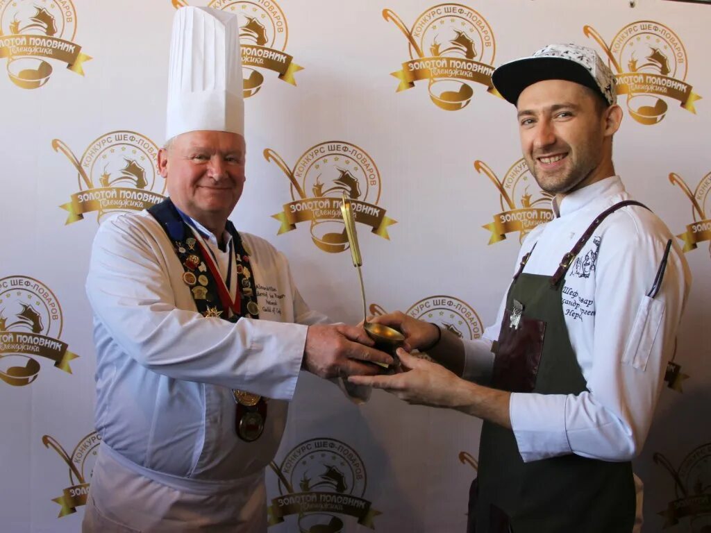 повар в кафе. конкурс молодых поваров. повара. работа в геленджике поваром свежие. золото повар.