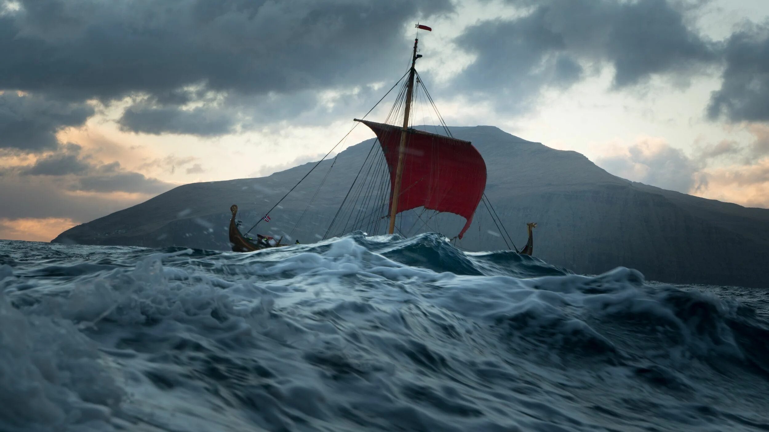 С каким океаном связан поход корабля викингов. Драккар во фьорде. Драккары викингов Норвегия. Викинги Драккар море. Ладья викингов дракар.