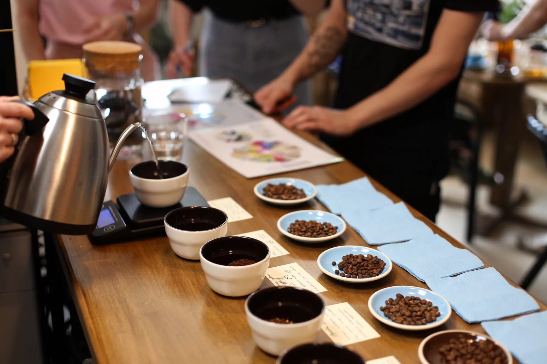 дегустатор кофе. кофе брейк на мероприятии. дегустатор кофе. дегустация кофе. каппинг.