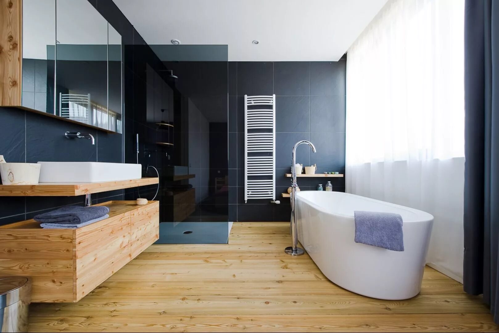 Фото современных ванн. Дерево в интерьере ванной. Ванная комната с деревянным полом. Ванная комната с деревянными полами. Современная ванная комната с деревянными полами.