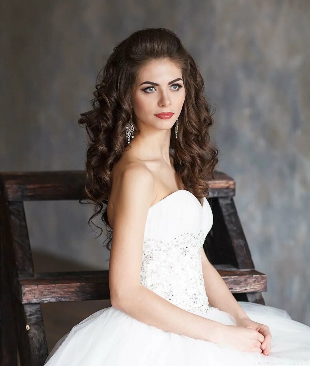 Прическа на свадьбу распущенные волосы. Свадебные причёски на длинные волосы распущенные. Свадебная прическа распущенные волосы. Прически с распущенными волосами. Прически распущенные.