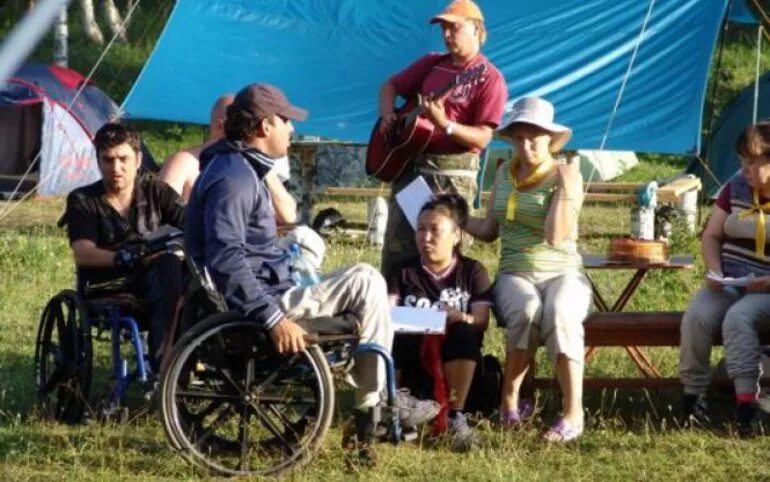 Tourist camp. Лагерь турист Хакасия. Лагерь для инвалидов. Робинзонад инвалидов. Адаптивный палаточный лагерь.