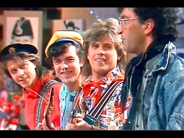 хочу всё знать киножурнал. виа веселые ребята 1988. киножурнал хочу все знать. журнал хочу все знать. веселые ребята 1986.