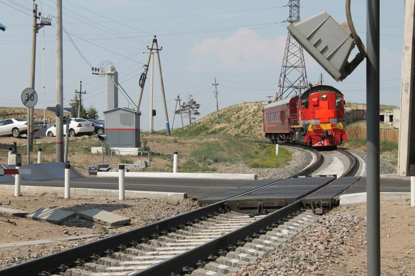 Жд переезд. Железнодорожныйперерезд. Жд шлагбаум. Шлагбаум железнодорожный. Желенодорожныйпереезд.