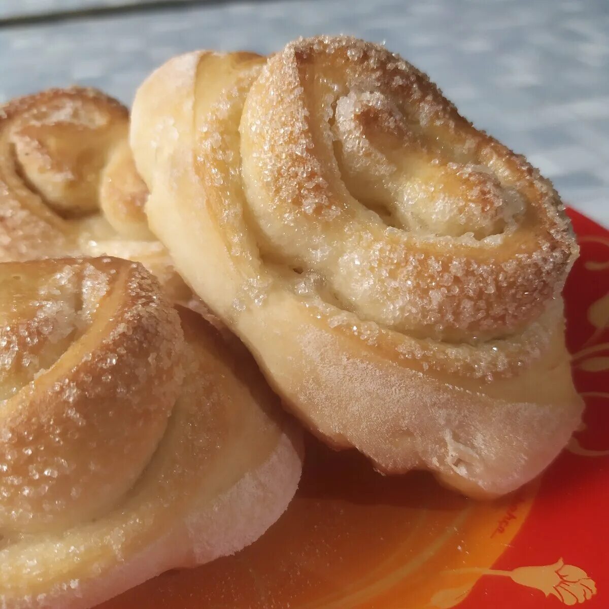 Воздушные плюшки с сахаром рецепт. Булочки с сахаром. Сладкие плюшки. Сахарные булочки пышные. Сладкие дрожжевые булочки.