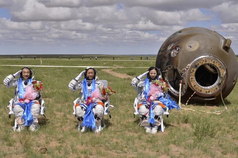 Космонавт на земле. Приземление спускаемого аппарата космического корабля союз. Приземление космонавтов на землю с мкс. Спускаемый аппарат космонавтов. Как ракета возвращается на землю.