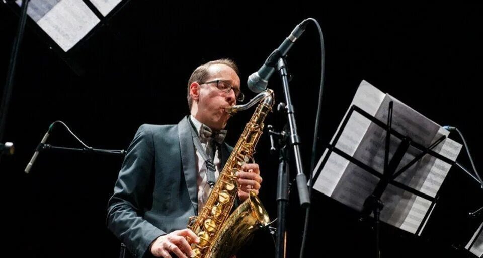 Музыкальный круиз. Саксофон стиляги. Саксофонист на свадьбу. Саксофонист смоленск. Питер саксофоны.