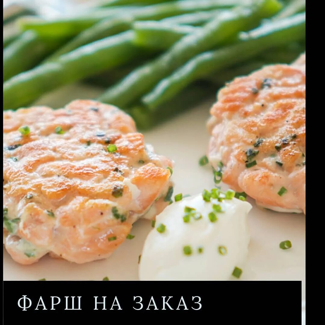 рыбные котлеты. жареные котлеты. рыбий фарш. жареный рыбный фарш с луком на сковороде. фарш жареный с луком.