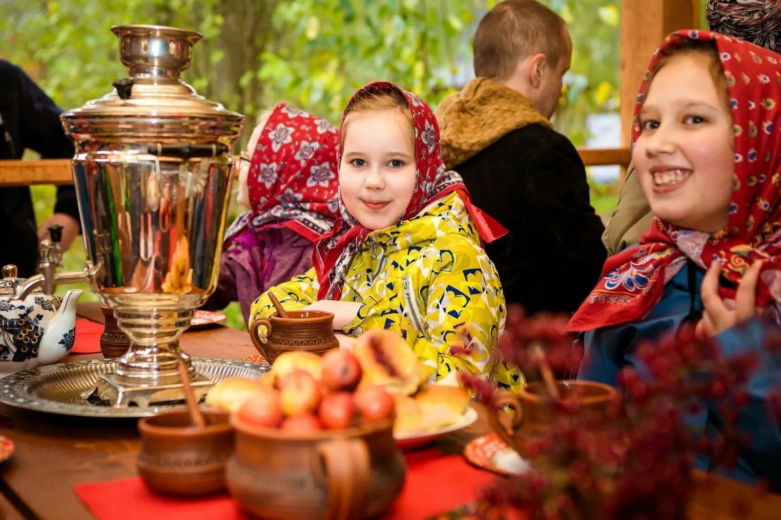 Традиционное русское чаепитие. Чаепитие экскурсия. Чаепитие для детей. Традиционный русский самовар. Семейный самовар