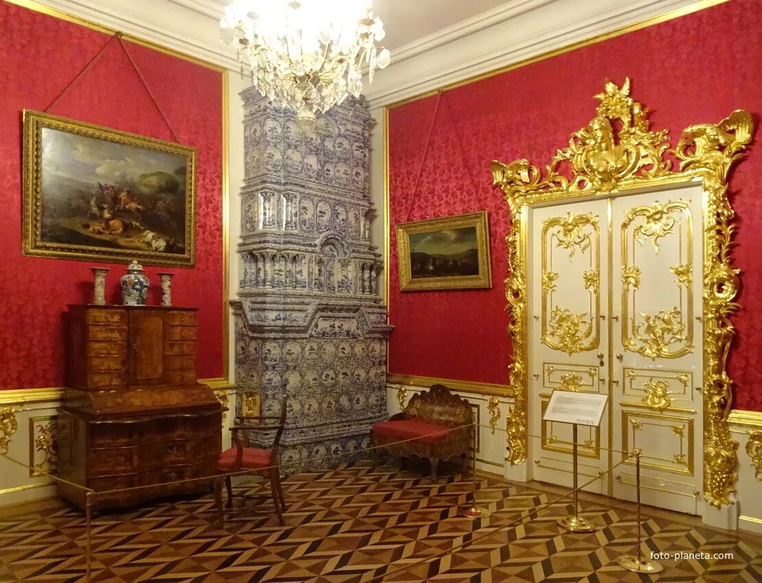 Петергоф выставка в историческом. Кавалерская петергофский дворец. петергоф большой дворец штандартная. кабинет императрицы в петергофе. экспозиция «большой петергофский дворец».