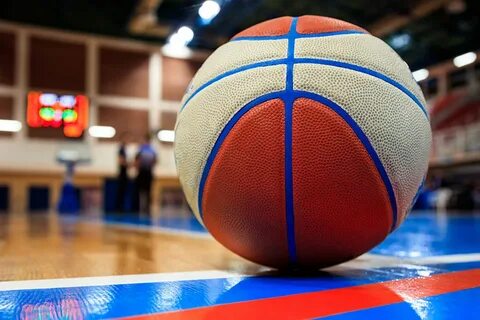 В спортивном зале баскетбольные и футбольные мячи