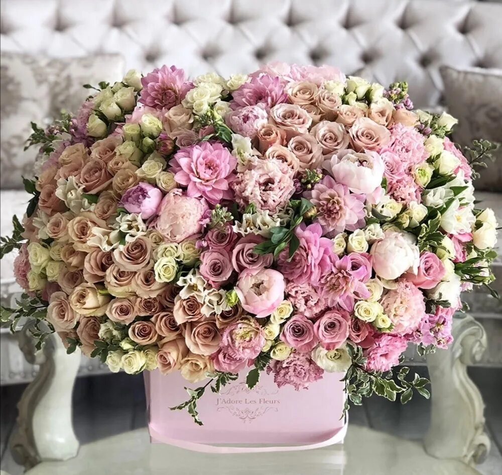 Стильные букеты на день рождения. Модные букеты. С днем рождения современный букет. Букет стильный нежный. Стильные цветы.