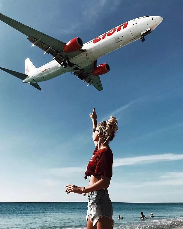 Ловить самолеты. Люди в самолете. Путешествие на самолете. Фотосессия с самолетом. Улетающий самолет.