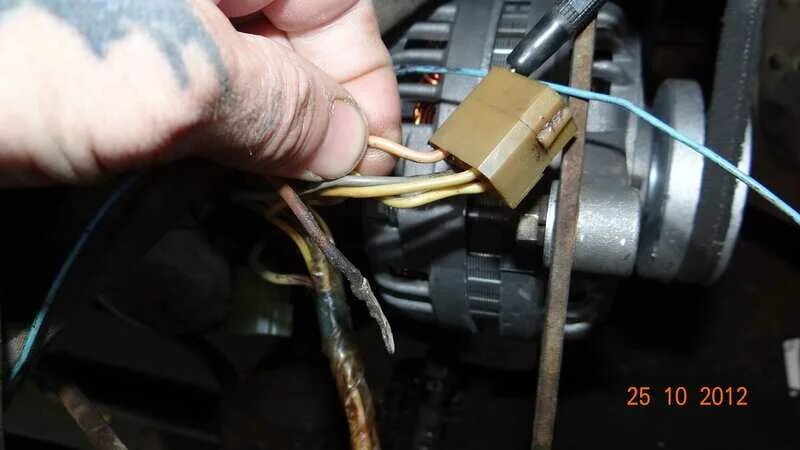 Машина не заводится причины. Реле зажигания chery amulet. Машина не работает зажигание. Фишка трамблера пассат б3. Датчик топливный nissan diesel.