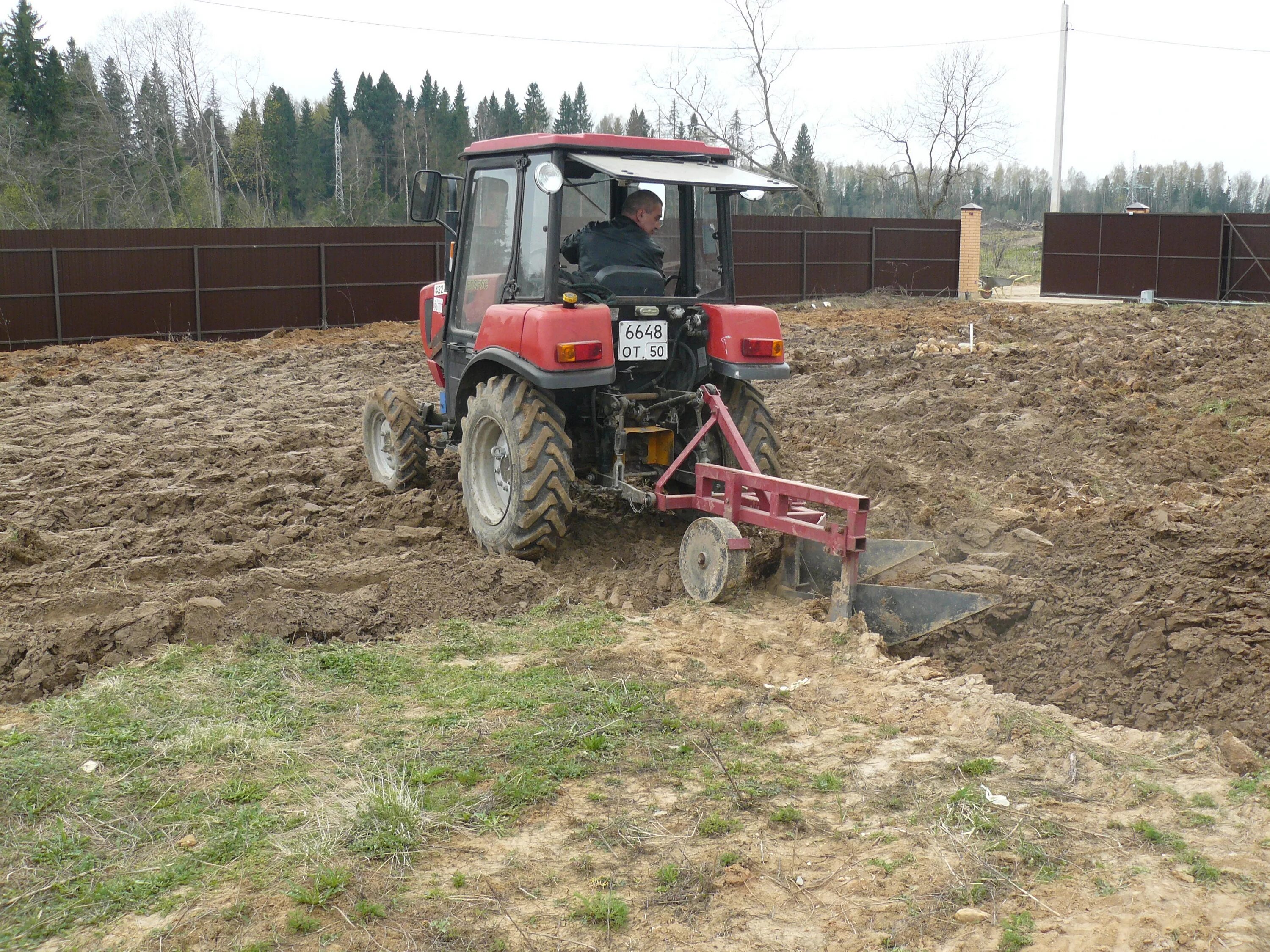 вспашка огорода трактором мтз 80. мтз 320 вспашка земли. вспашка целины зтм-60. зябь в сельском хозяйстве это. пахота целины трактором.