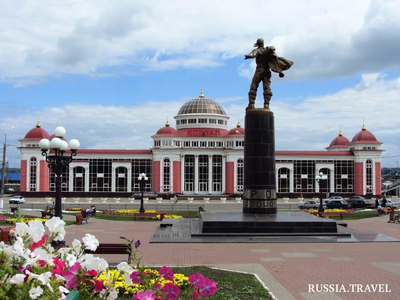 Саранск вокзал памятник. Столица Мордовии Саранск. Мордовия столица Республики Саранск достопримечательности. Привокзальная площадь Саранск. Город саранск отзывы