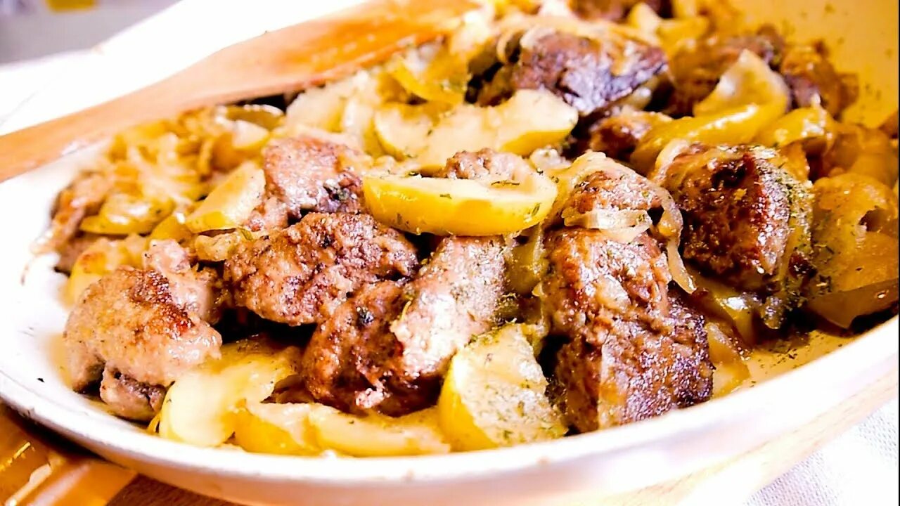 Печень куриная яблоко лук рецепт. Печень по берлински. куриная печень с яблоками. куриная печень с яблоками и луком. говяжья печень по-берлински.