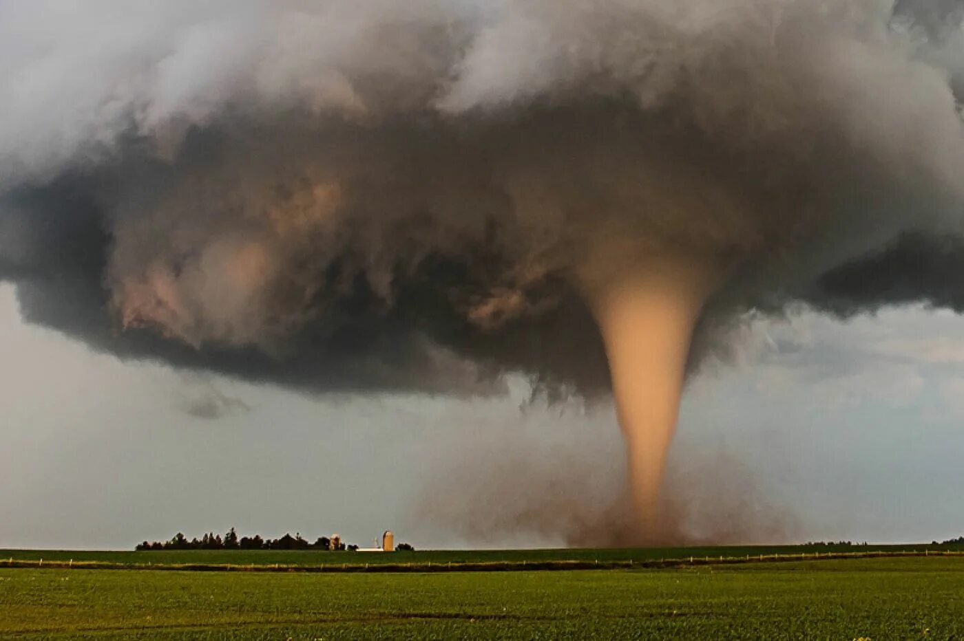 Natural disasters hurricane. Смерчи и Торнадо. Ураган смерч Торнадо. Бичеподобный смерч.