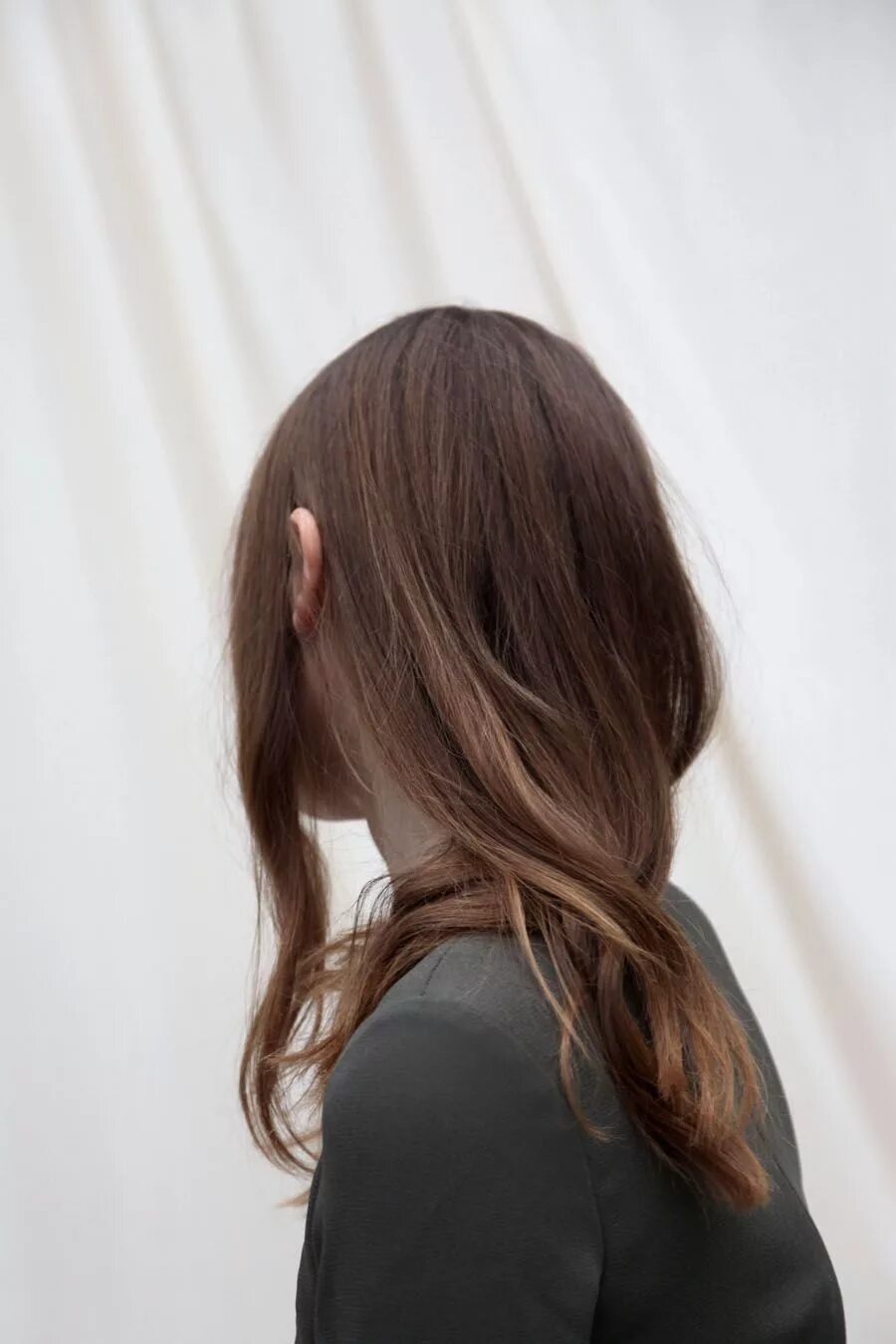 Коричневый девочки. Каштановые волосы у девушек. Коричневый девочки. Девушка в коричневом платье. Каштановые волосы у девушек.