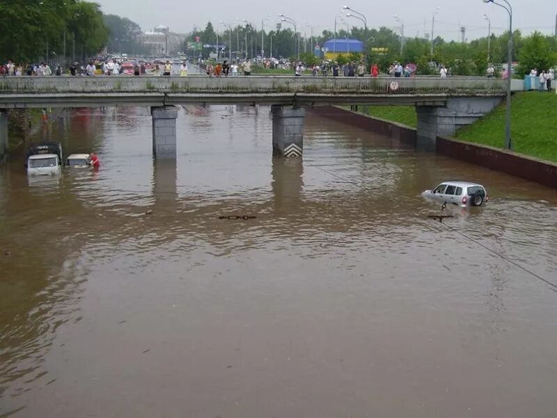 Уровень воды в казани на сегодня. Казань затопило. Ливень в Казани. Потоп в Казани. Ливень в Казани сегодня.