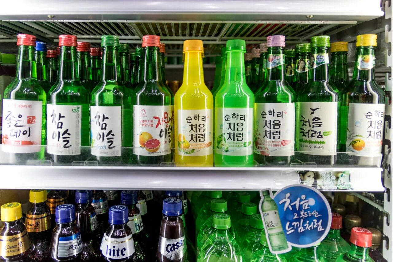 Южная Корея соджу. Корейский алкоголь соджу. Корейский напиток алкогольный соджу корейский. Соджи напиток как пить