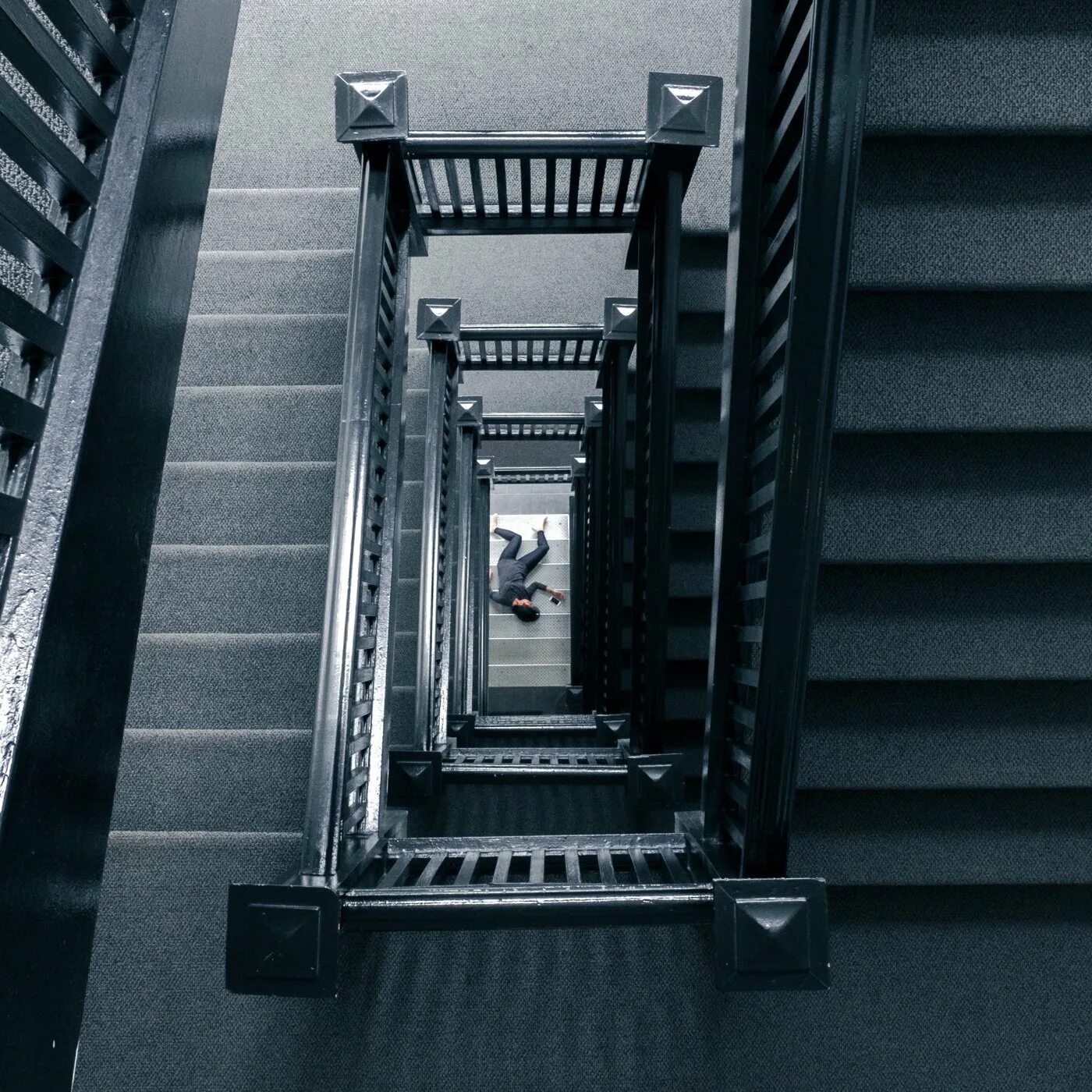 Лестница вниз. Колосниковая лестничная клетка. Ступеньки в подъезде. Лестница сверху вниз. Ступеньки сверху.