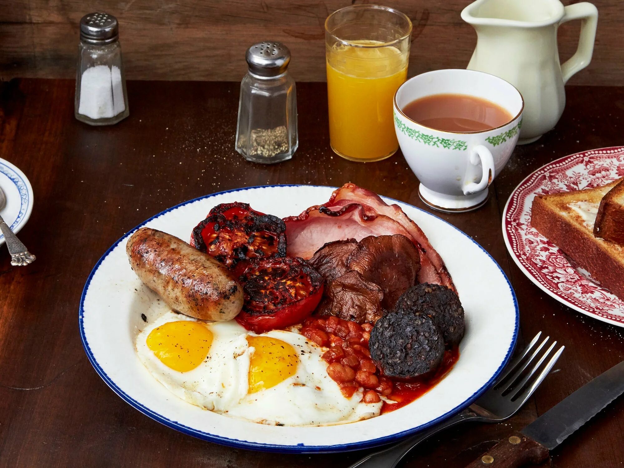 Инглиш брекфаст. Бритиш Брекфаст. Фул Инглиш Брекфаст. Английский завтрак Британия. Традиционный британский завтрак.