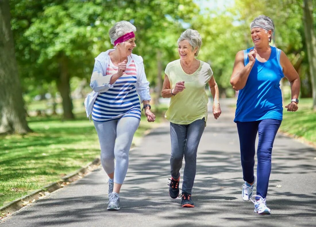 Активный образ жизни. Здоровый образ жизни для пожилых людей. Пенсионеры активный образ жизни. Пожилые люди спорт. Физические нагрузки после 50