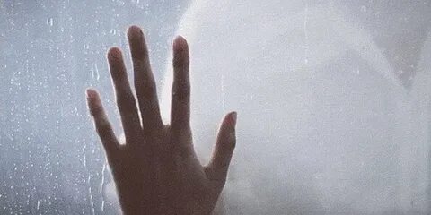 Руки на стекле в душе
