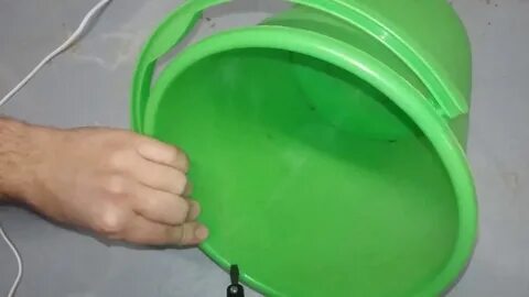 Трещина пластмассового ведра