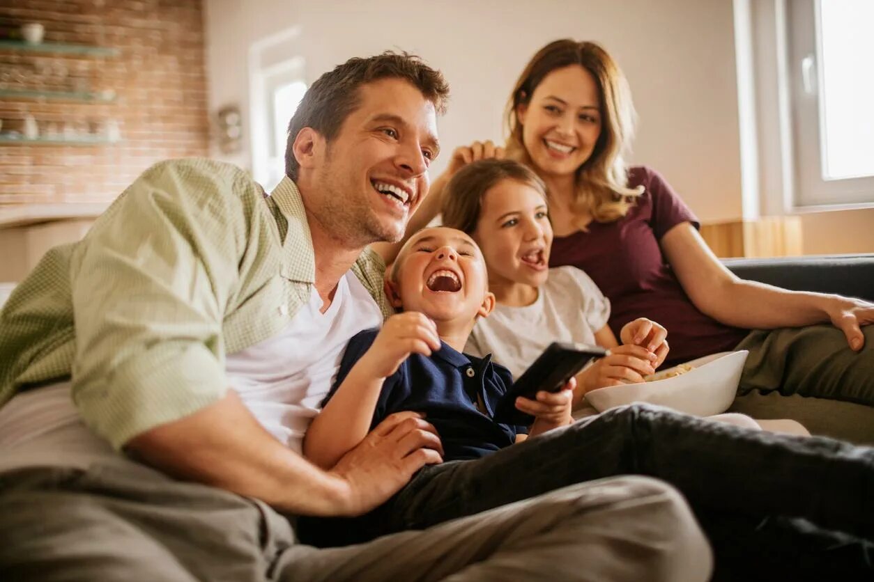 Интересные смешные комедии для всей семьи. Мистер мама отряда фильм 2009. Счастливая семья за телевизором. Семья за телевизором. Комедия александр и ужасный кошмарный.