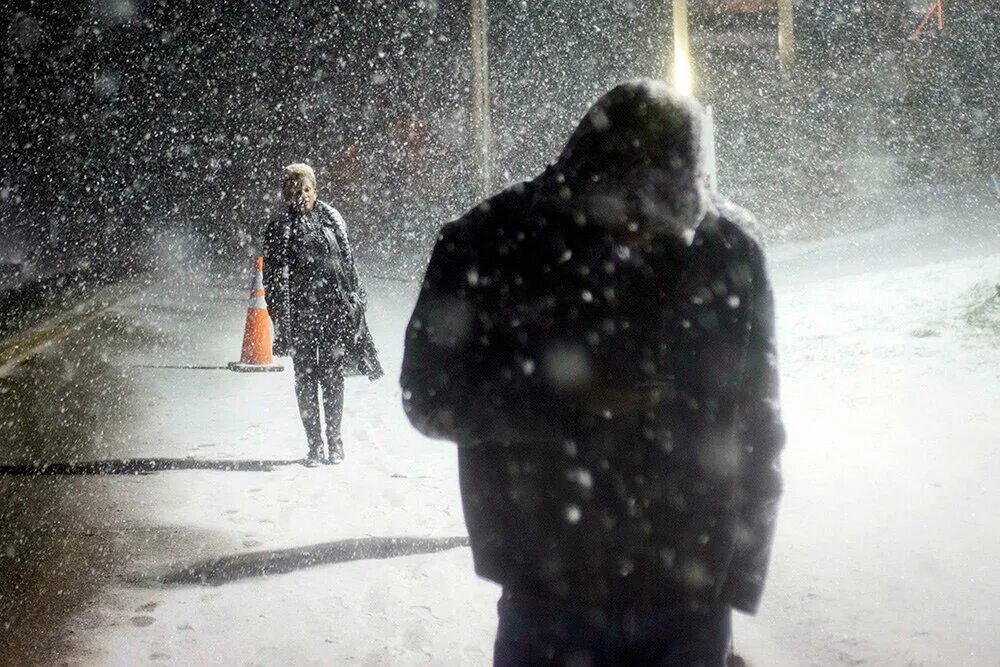 Ночью будет сильный снег. Человек под Снегопадом. Одинокий человек зимой. Заснеженный город с людьми. Человек в снегу.