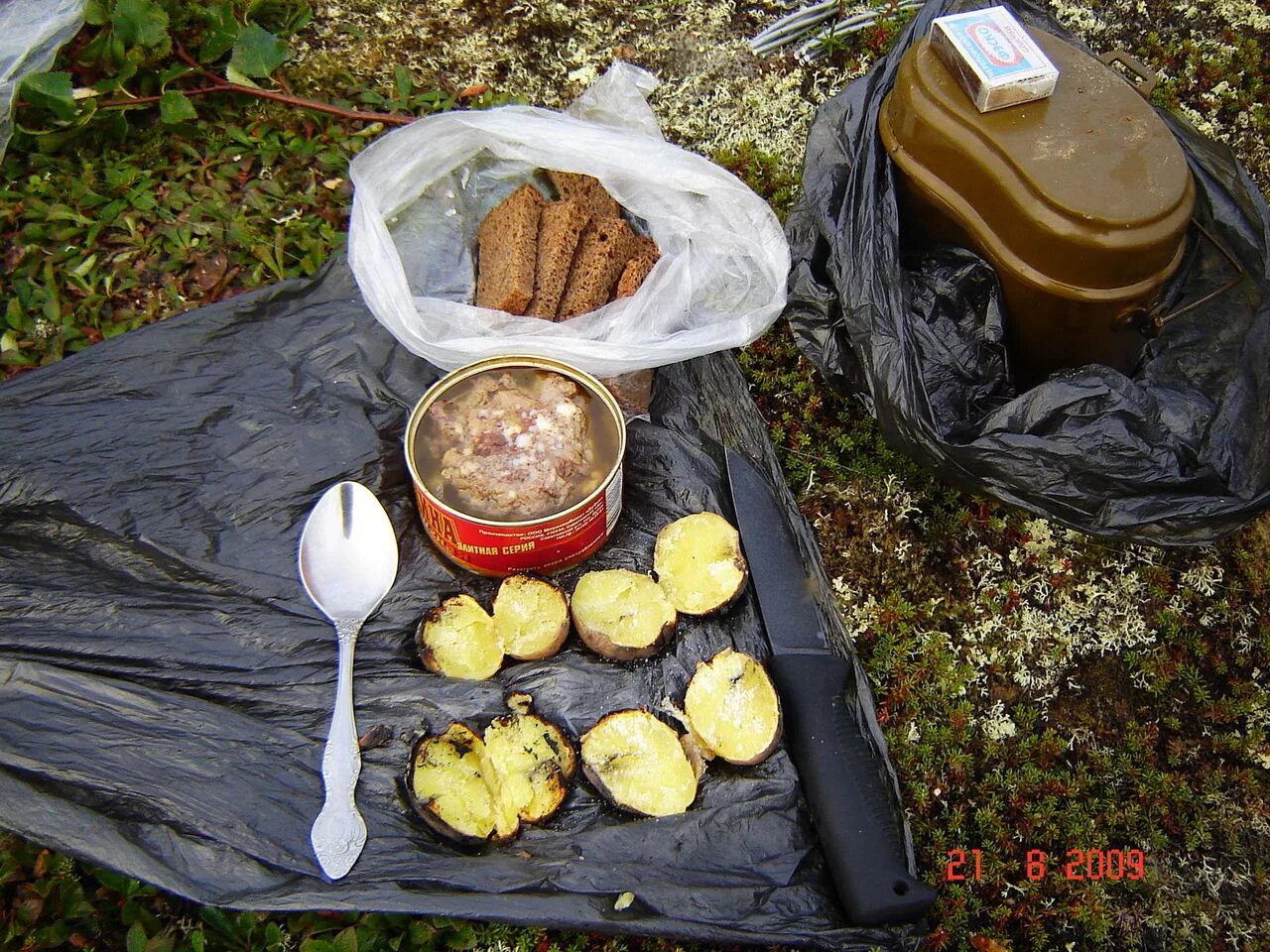 Какие продукты в поход. Походные блюда. Еда в поход. Обед в походе. Набор продуктов для похода.