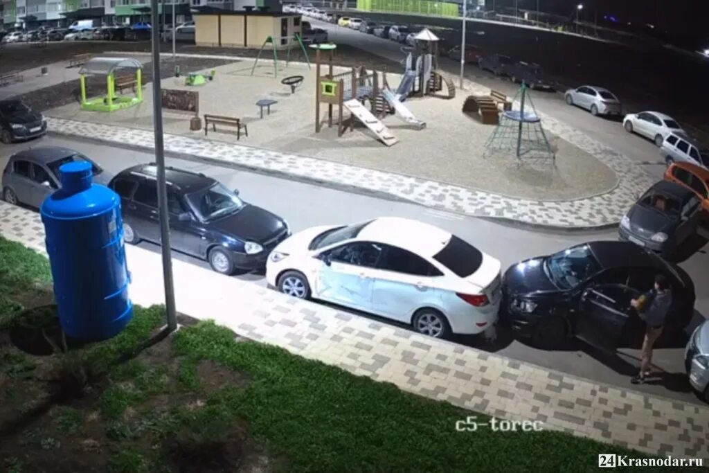 Краснодар дтп на парковке. Авария на юбилейном краснодар. Дтп в юбилейном микрорайоне. Инфинити 24. Мерседес перевернулся на крышу.