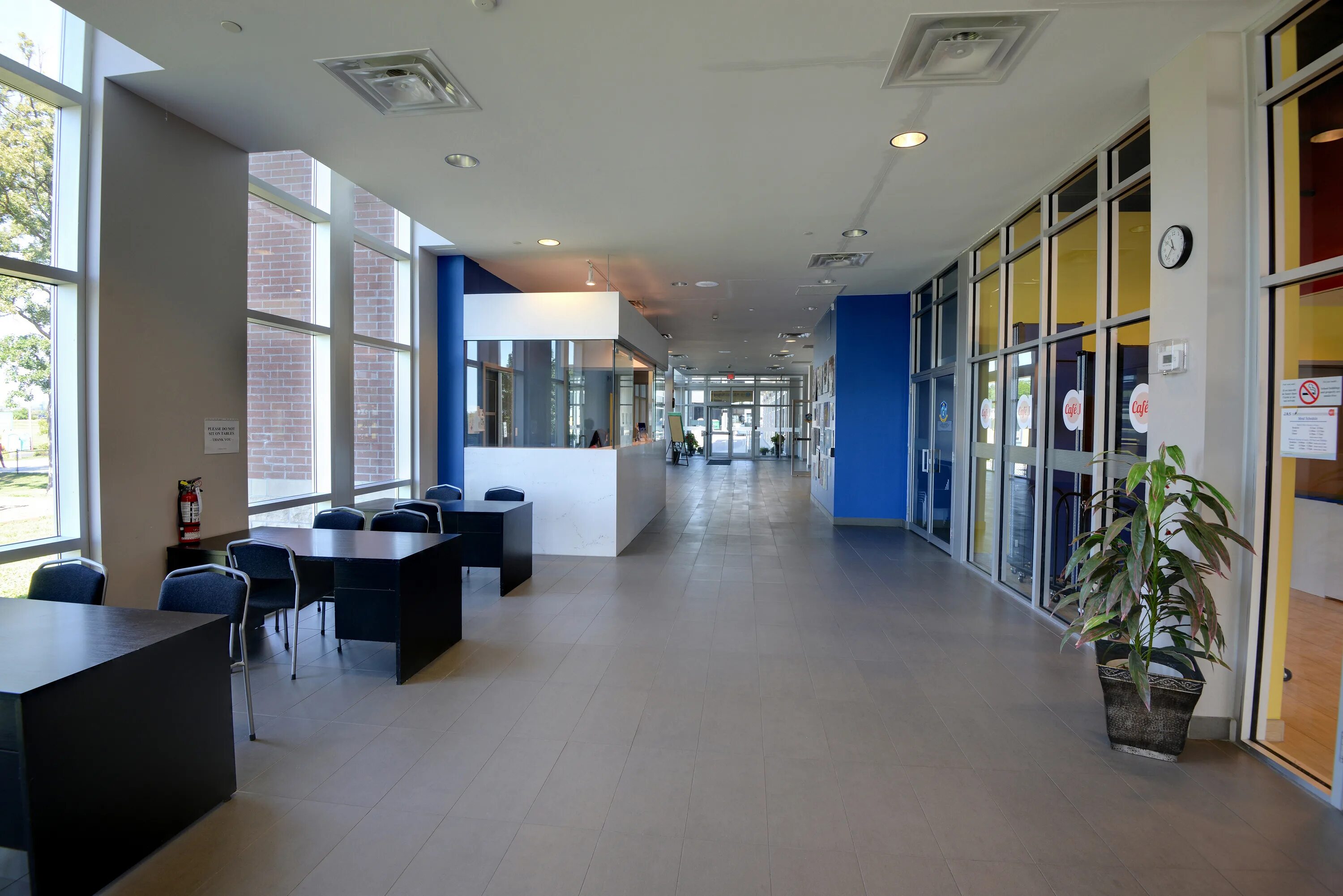 Inside schools. Класс в американской школе. Интерьер школьного класса. Japanese school inside. Школьный класс.