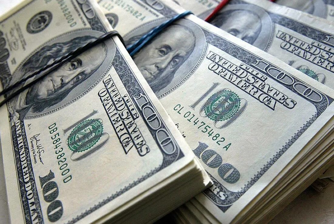 Доллар фото. Доллары на столе. Доллар в Казахстане. Наличные доллары. Пятьдесят тысяч долларов