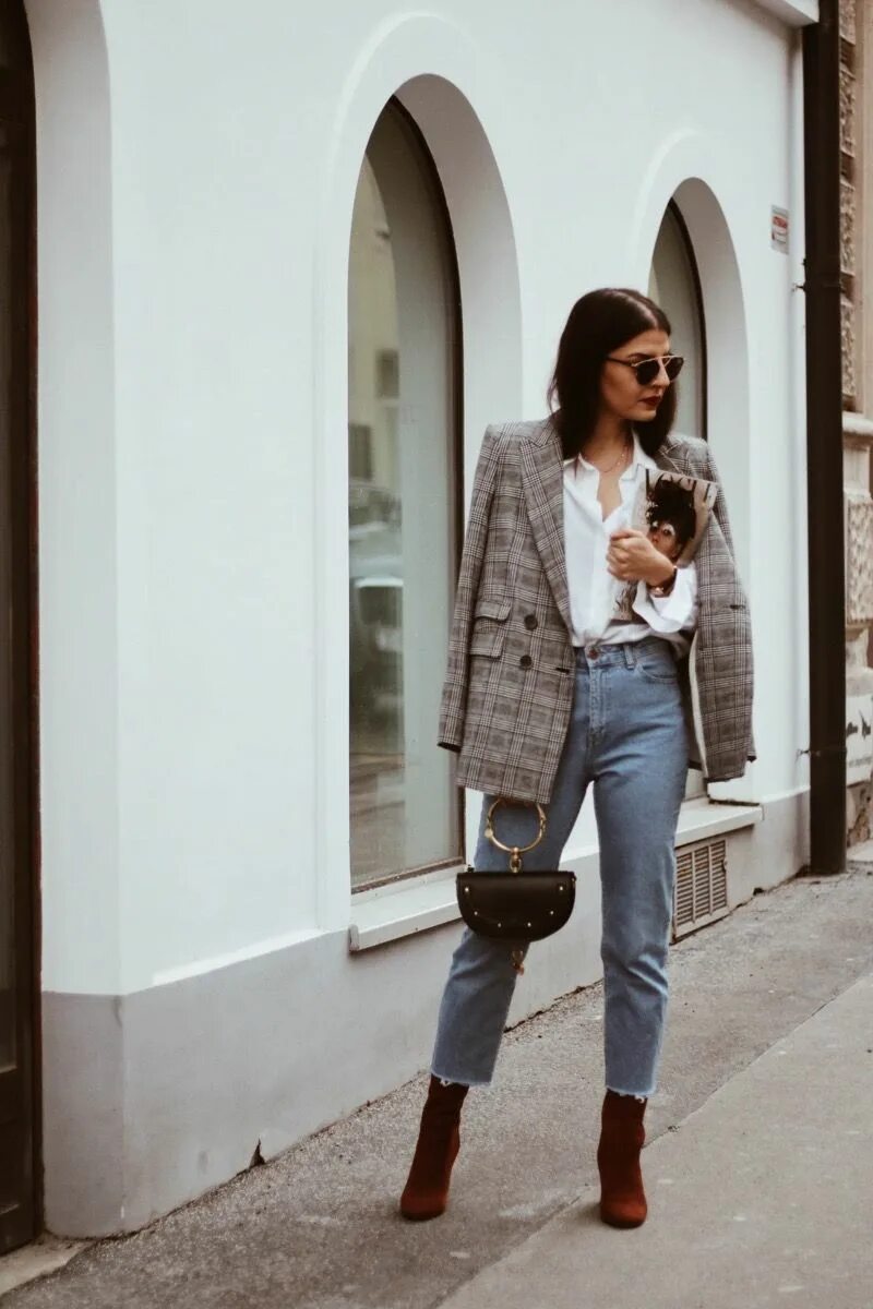 Пиджак под джинсы женский. Джинсы mom с пиджаком. Jeans wear производитель. Джинсы с пиджаком женские. Роузи хантингтон-уайтли в белых штанах.