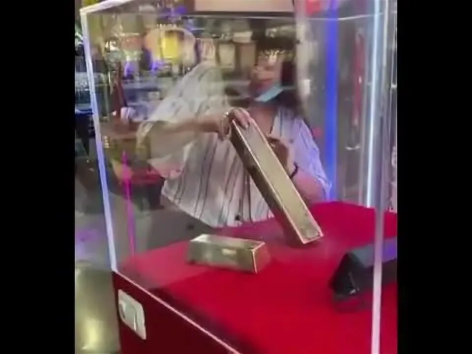 Аттракцион со слитком золота. Автомат вытащи слиток. Аттракцион слиток золота под стеклом. Аттракцион со слитком золота. Игра вытягивать золото.