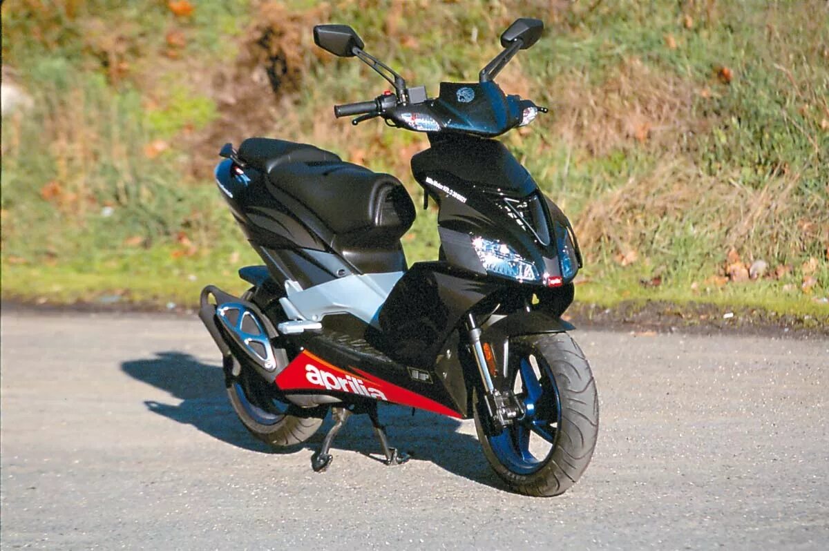 Aprilia sr50r. Априлия ср 50. Априлия SR 50. Скутер Априлия 50. Скутер версия