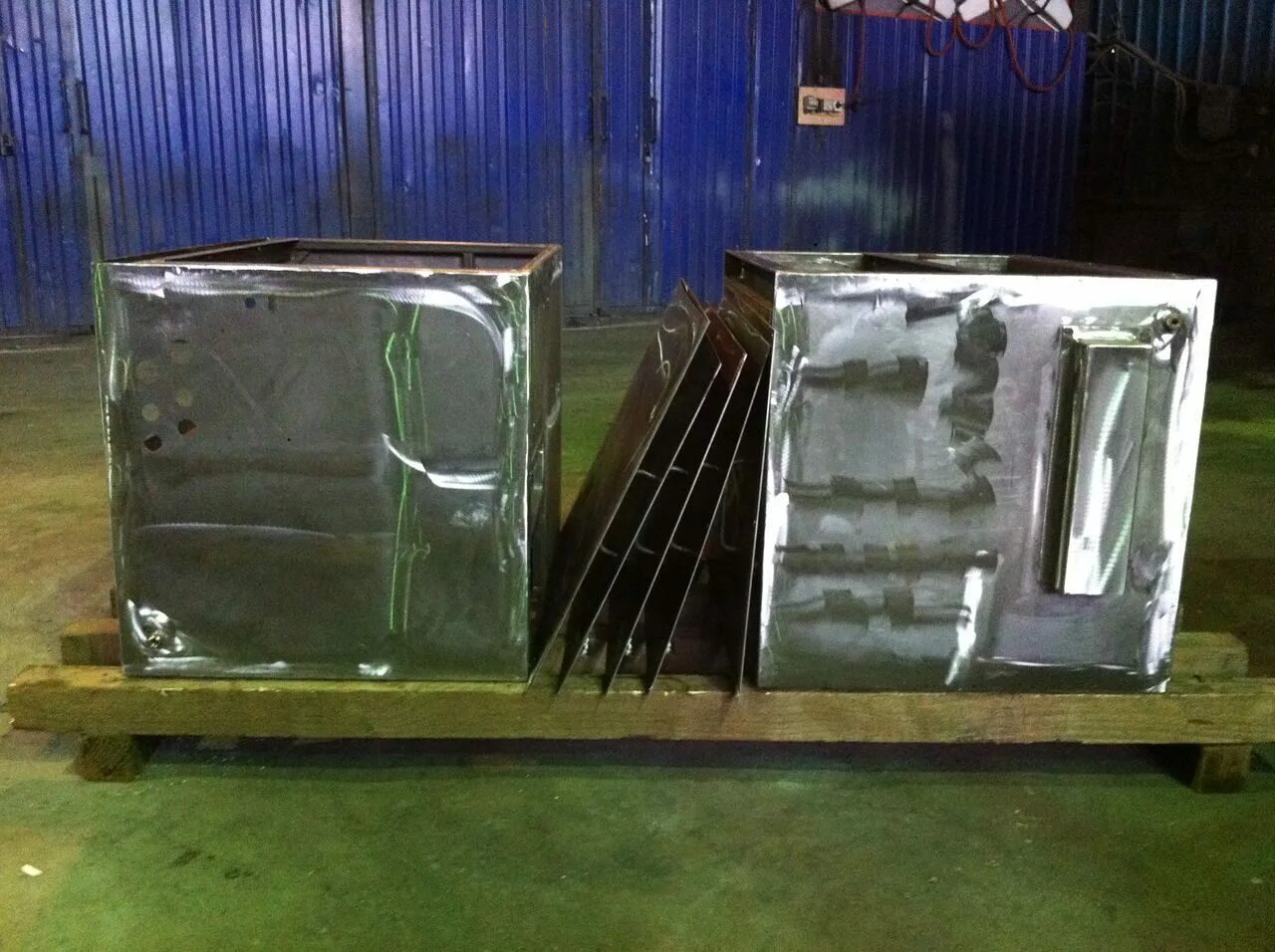 изготовление металлических корпусов. корпус из листового металла. корпуса приборов из листового металла. производство металлических корпусов. герметичный корпус из листового металла.