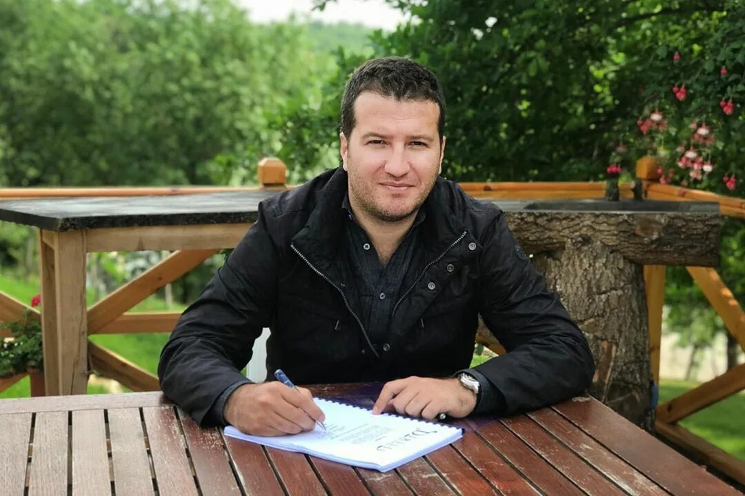 Мехмет боздаг фото. Мехмет боздаг. Мехмет боздаг биография. Мехмет боздаг википедия. Турецкий режиссёр мехмет боздаг.