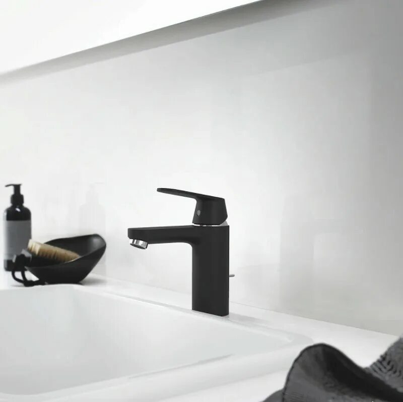 Grohe черный матовый. Смеситель Грое для раковины черный. Grohe Eurosmart Cosmo. Grohe Eurosmart Cosmopolitan. Смеситель для раковины Grohe Cosmopolitan.